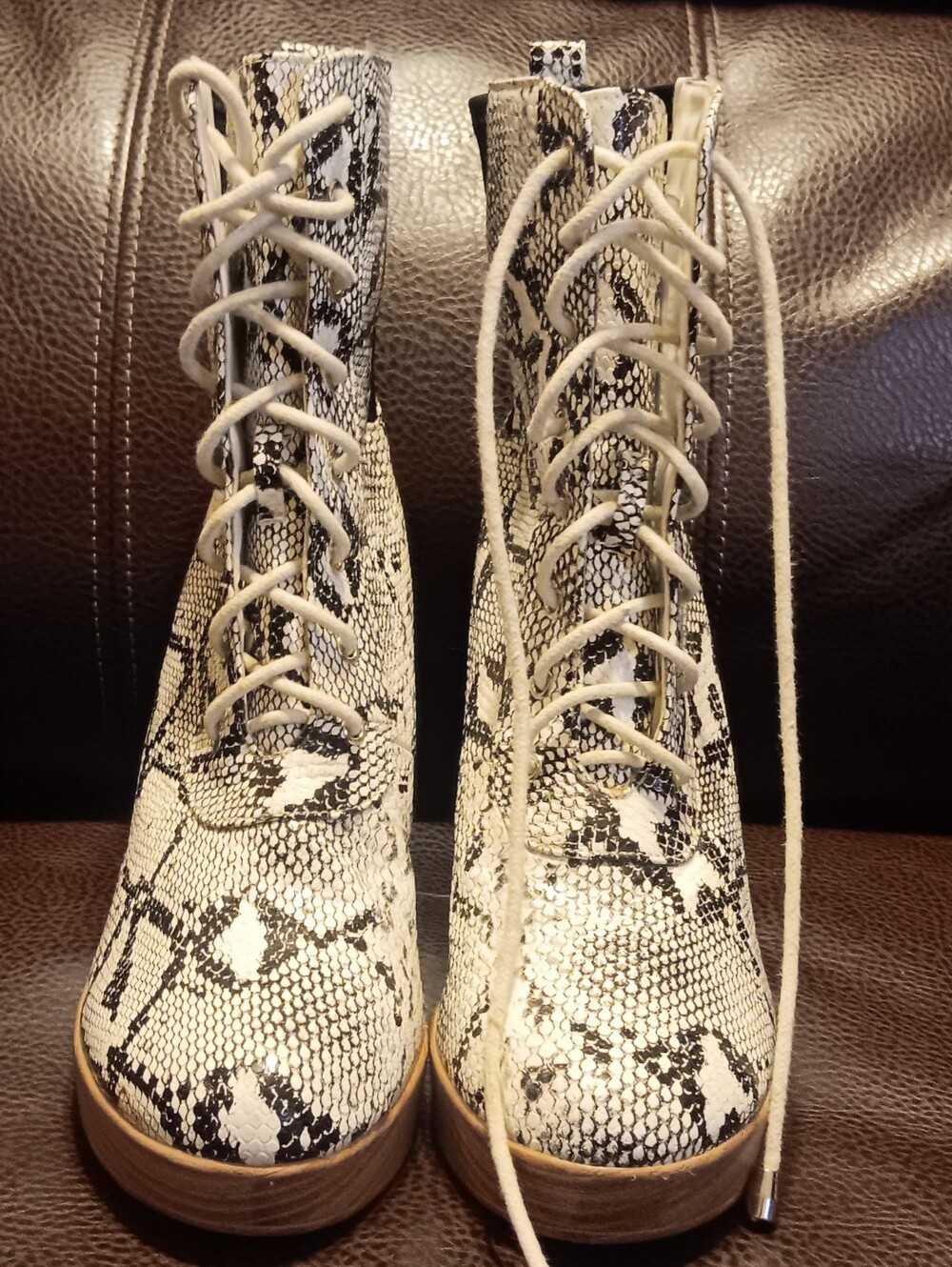 So Me White Snakeskin Lace Up Boots Size 10 - Picture 9 of 9
